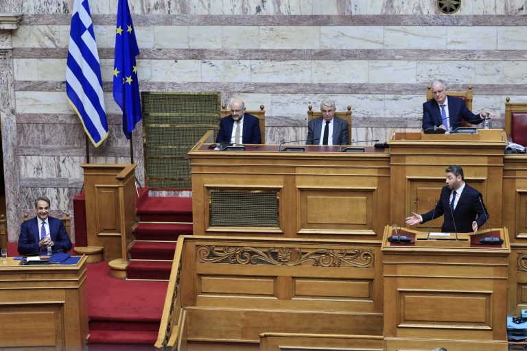Με το «41%» των εκλογών απαντά η ΝΔ στις κατηγορίες για κυβέρνηση «παρακράτος»