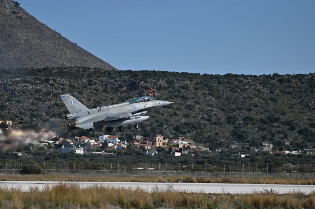 Πτώση F-16: Η ιλιγγιώδης ταχύτητα με την οποία εκτοξεύτηκε ο πιλότος – Βίντεο από την έρευνα για διάσωσή του