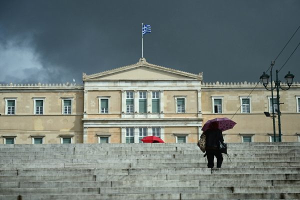 Χωρισμένη στα δύο η Ελλάδα την Τσικνοπέμπτη – Πού θα βρέξει και πού θα έχει ηλιοφάνεια