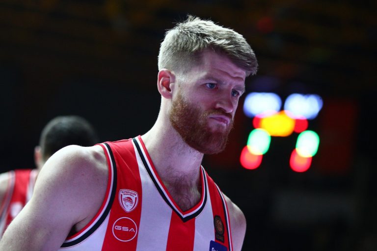 Ανησυχία στον Ολυμπιακό: Έπεσε άτσαλα στο παρκέ ο Γουόκαπ (vid)