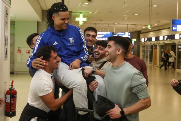 Αποθέωση στο αεροδρόμιο για τον Καραλή (pics)