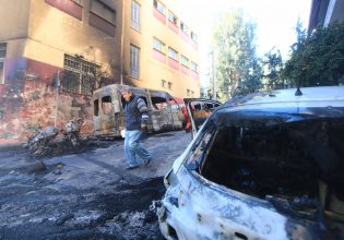 Ζωγράφου: Κρανίου τόπο θυμίζει η περιοχή που κάηκαν σχολικά, ΙΧ και μηχανές