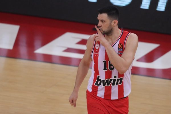 Παπανικολάου σε Σλούκα: «Εδώ δεν δεχόμαστε τέτοια» (vid)