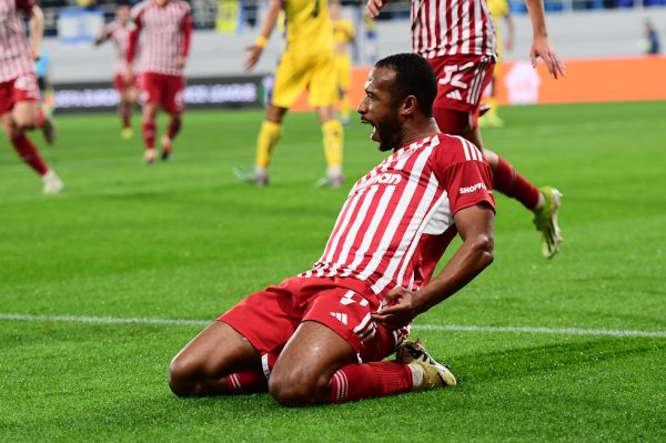 ΜΥΘΙΚΟ γκολ του Ελ Κααμπί με ψαλιδάκι και 4-1 ο Ολυμπιακός! (vid)