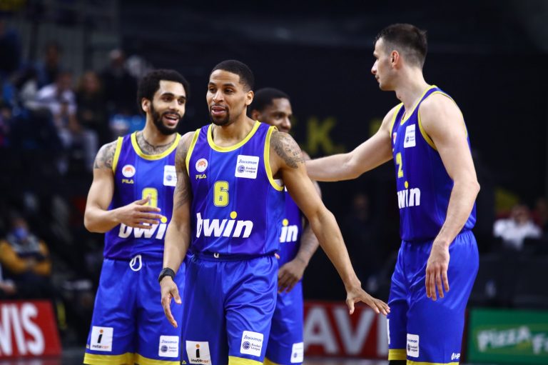 ΑΕΚ – Περιστέρι 97-101: Πέρασε από τα Άνω Λιόσια η ομάδα του Σπανούλη, έμπλεξαν οι Κιτρινόμαυροι