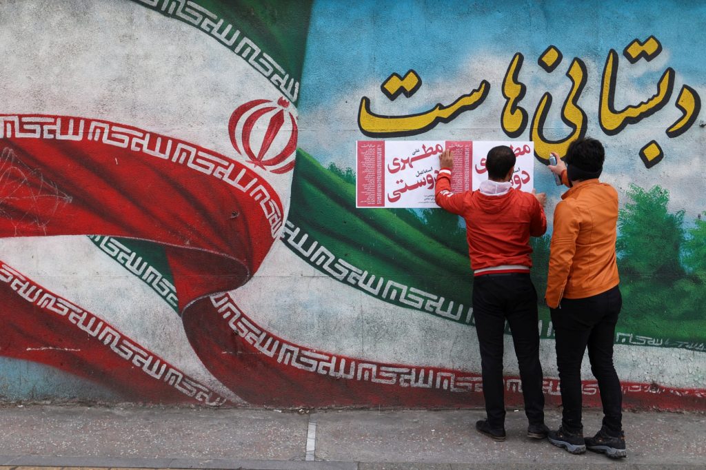 Άνοιξαν οι κάλπες για τις βουλευτικές εκλογές στο Ιράν – Βασικό θέμα της ατζέντας η οικονομία