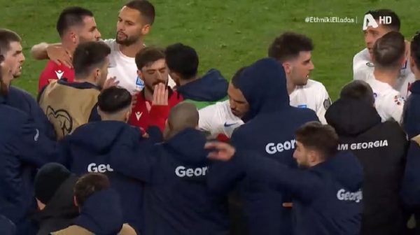 Ένταση στο τέλος του πρώτου ημιχρόνου – Αποβλήθηκε ο Τζαβέλλας (vid)