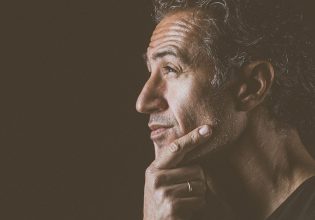 Δημήτρης Κόκοτας: Παραμένει κρίσιμη αλλά σταθερή η κατάσταση της υγείας του τραγουδιστή