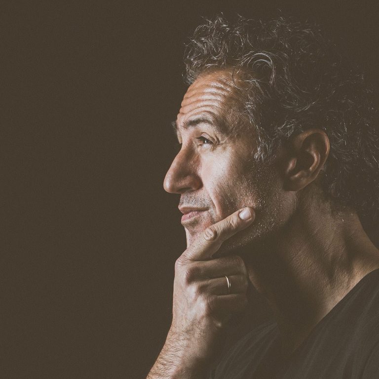 Δημήτρης Κόκοτας: Παραμένει κρίσιμη αλλά σταθερή η κατάσταση της υγείας του τραγουδιστή