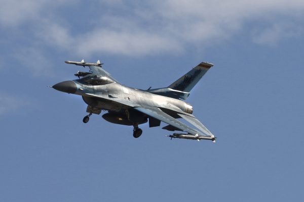 F-16: Επί 1,5 ώρα πάλευε στην ανοιχτή θάλασσα ο πιλότος του αεροσκάφους που κατέπεσε στη νήσο Ψαθούρα