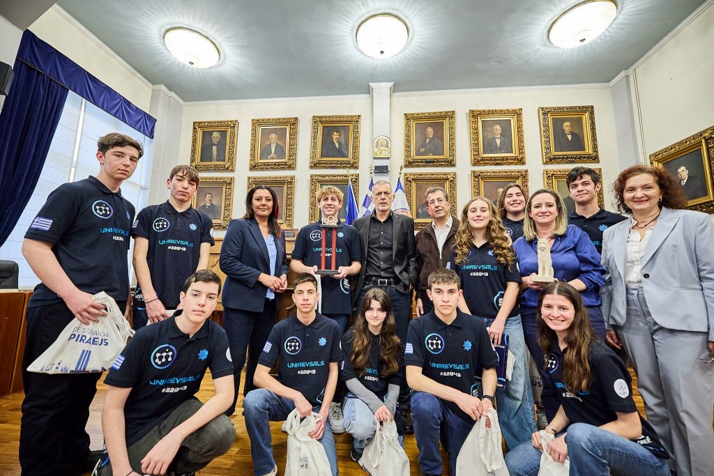 Βράβευση της πρωταθλήτριας ομάδας UniREVsals στο Πανελλήνιο Πρωτάθλημα Ρομποτικής από τον Γιάννη Μώραλη