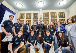 Βράβευση της πρωταθλήτριας ομάδας UniREVsals στο Πανελλήνιο Πρωτάθλημα Ρομποτικής από τον Γιάννη Μώραλη