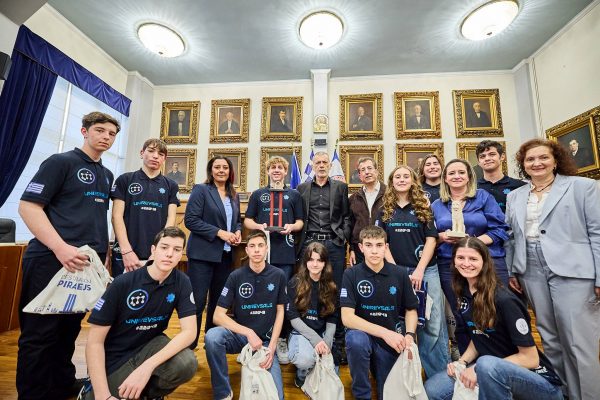 Βράβευση της πρωταθλήτριας ομάδας UniREVsals στο Πανελλήνιο Πρωτάθλημα Ρομποτικής από τον Γιάννη Μώραλη