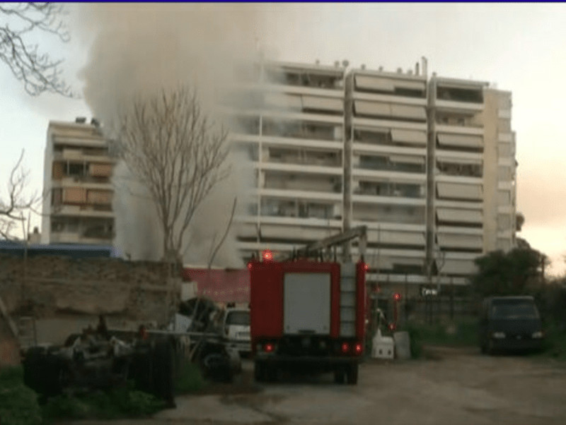Φωτιά σε υπαίθριο χώρο στα Πατήσια - Εκρήξεις σε εγκαταλελειμμένα οχήματα