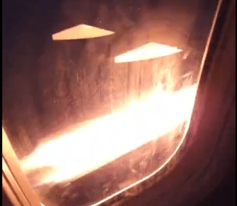 Σοκαριστικό βίντεο - Η στιγμή που αεροπλάνο έπιασε φωτιά στον κινητήρα