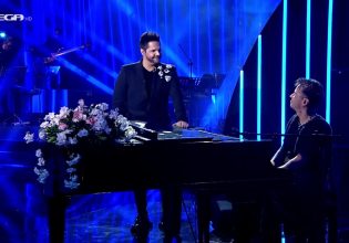 «Δεν υπάρχουν αντίο στο δρόμο μας» τραγουδά ο Γιώργος Τσαλίκης στην πιο ερωτική στιγμή της βραδιάς