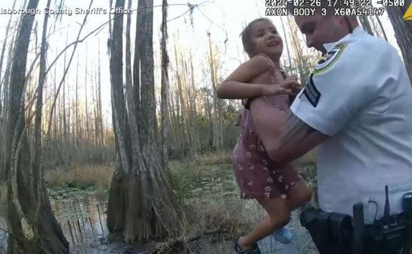 ΗΠΑ: Η στιγμή που αγνοούμενο πεντάχρονο κορίτσι εντοπίζεται σε βάλτο