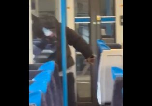 Λονδίνο: Μαχαιροβγάλτης επιτίθεται σε επιβάτη πριν εξαφανιστεί (βίντεο σοκ)