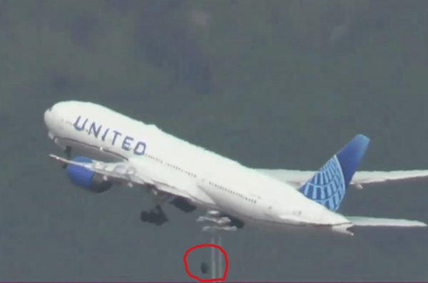 Κατεπείγουσα προσγείωση έκανε ένα Boeing 777 – Έχασε έναν από τους τροχούς