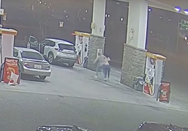 ΗΠΑ: Σοκαριστικό βίντεο – Άνδρας σέρνει σε όχημα γυναίκα ενώ παλεύει να ξεφύγει