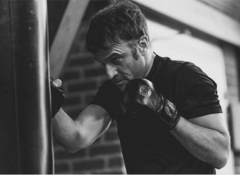 Εμανουέλ Μακρόν: Έβαλε τα γάντια του μποξ ο Γάλλος πρόεδρος