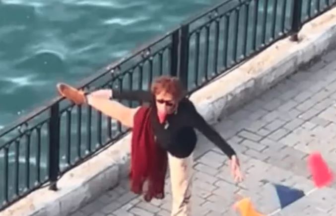 Χαλκίδα: Viral η «υπεργιαγιά» που έκανε διατάσεις και χόρεψε σάμπα