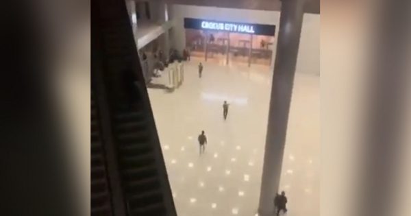 Μόσχα: Η στιγμή που οι ένοπλοι μπαίνουν στον συναυλιακό χώρο και ανοίγουν πυρ