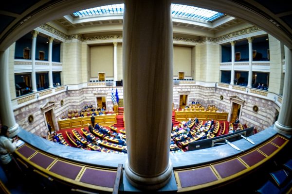 Πρότασης δυσπιστίας: Σφοδρά πυρά και τη 2η μέρα της συζήτησης – Οξείες αντιδράσεις στην ομιλία Καραμανλή