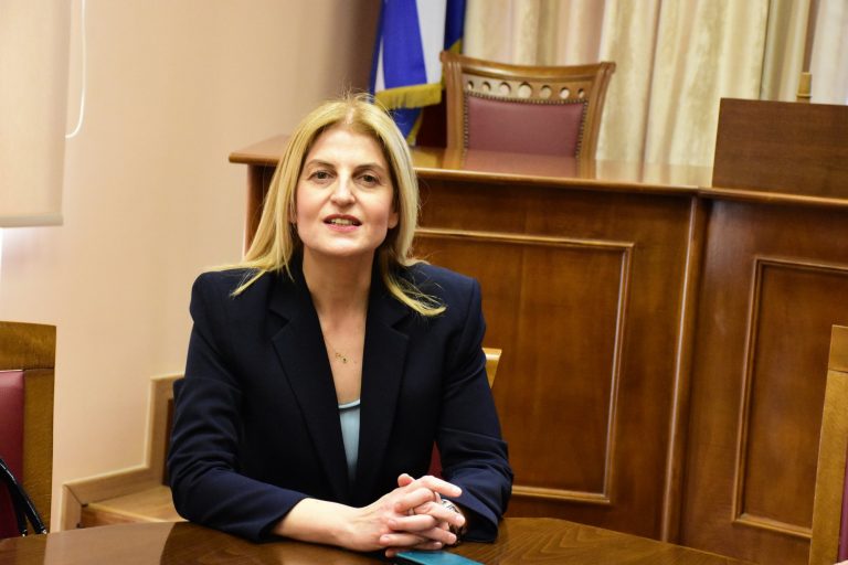 Αυγέρη: Εγκαλώ τον Κώστα Καραμανλή για τα ψέματά του