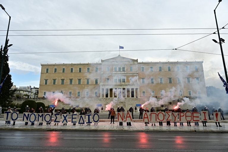 Ιδιωτικά ΑΕΙ: Στα ύψη η αντιπαράθεση στη Βουλή, μόνη η κυβέρνηση – Πανεκπαιδευτικό συλλαλητήριο την Παρασκευή
