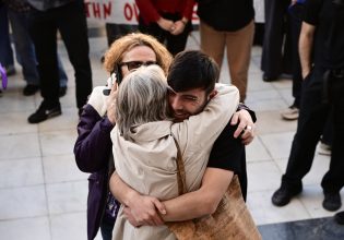 Δικαίωση για την 12χρονη στα Σεπόλια: Χειροκροτήματα και δάκρυα συγκίνησης στο άκουσμα της απόφασης