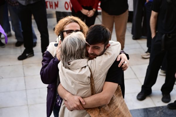 Δικαίωση για την 12χρονη στα Σεπόλια: Χειροκροτήματα και δάκρυα συγκίνησης στο άκουσμα της απόφασης
