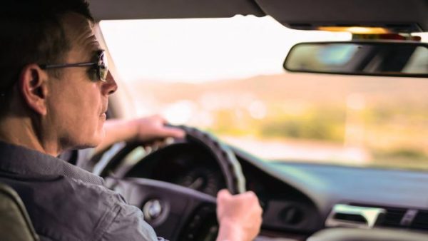 Γιατί δεν πρέπει να φοράμε γυαλιά ηλίου στην οδήγηση – Ο κίνδυνος που λίγοι γνωρίζουν