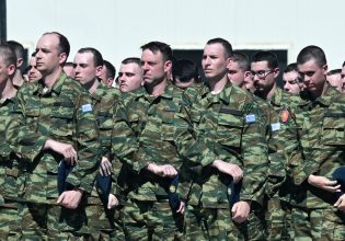 Στέφανος Κασσελάκης: Το γεύμα σε ψαροταβέρνα και τα γενέθλια του το βράδυ στου Ψυρρή