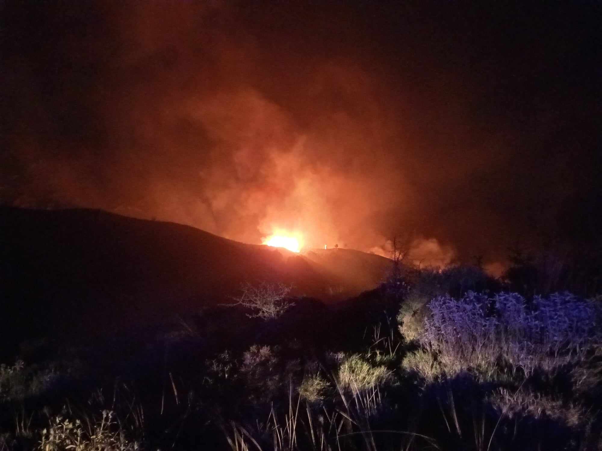 Μεγάλη φωτιά σε δύσβατο σημείο στον Ταΰγετο - Ολονύχτια μάχη με τις φλόγες