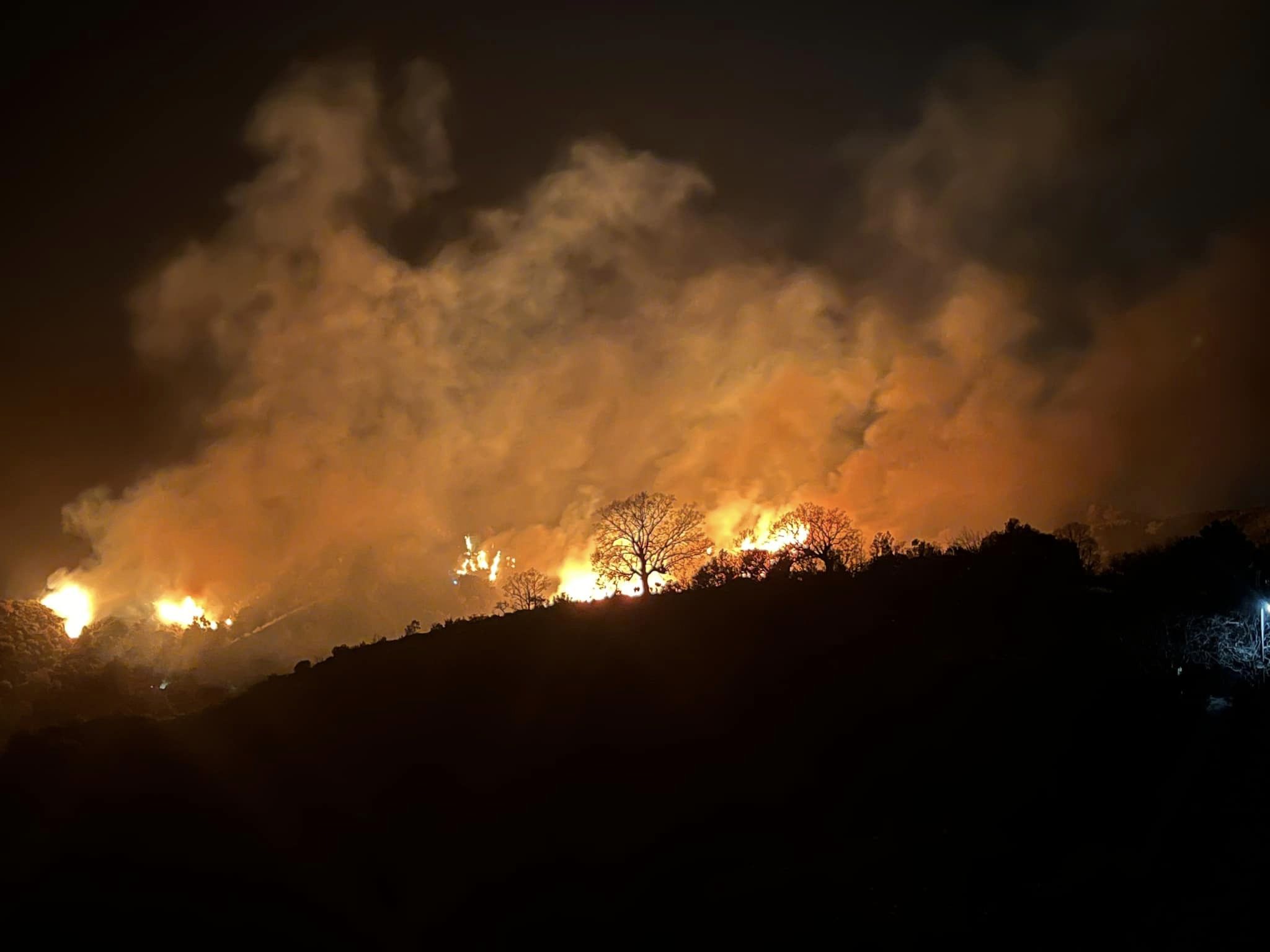 Σε ύφεση η φωτιά στον Ταΰγετο - Εκκενώθηκε ο οικισμός Αράχωβα