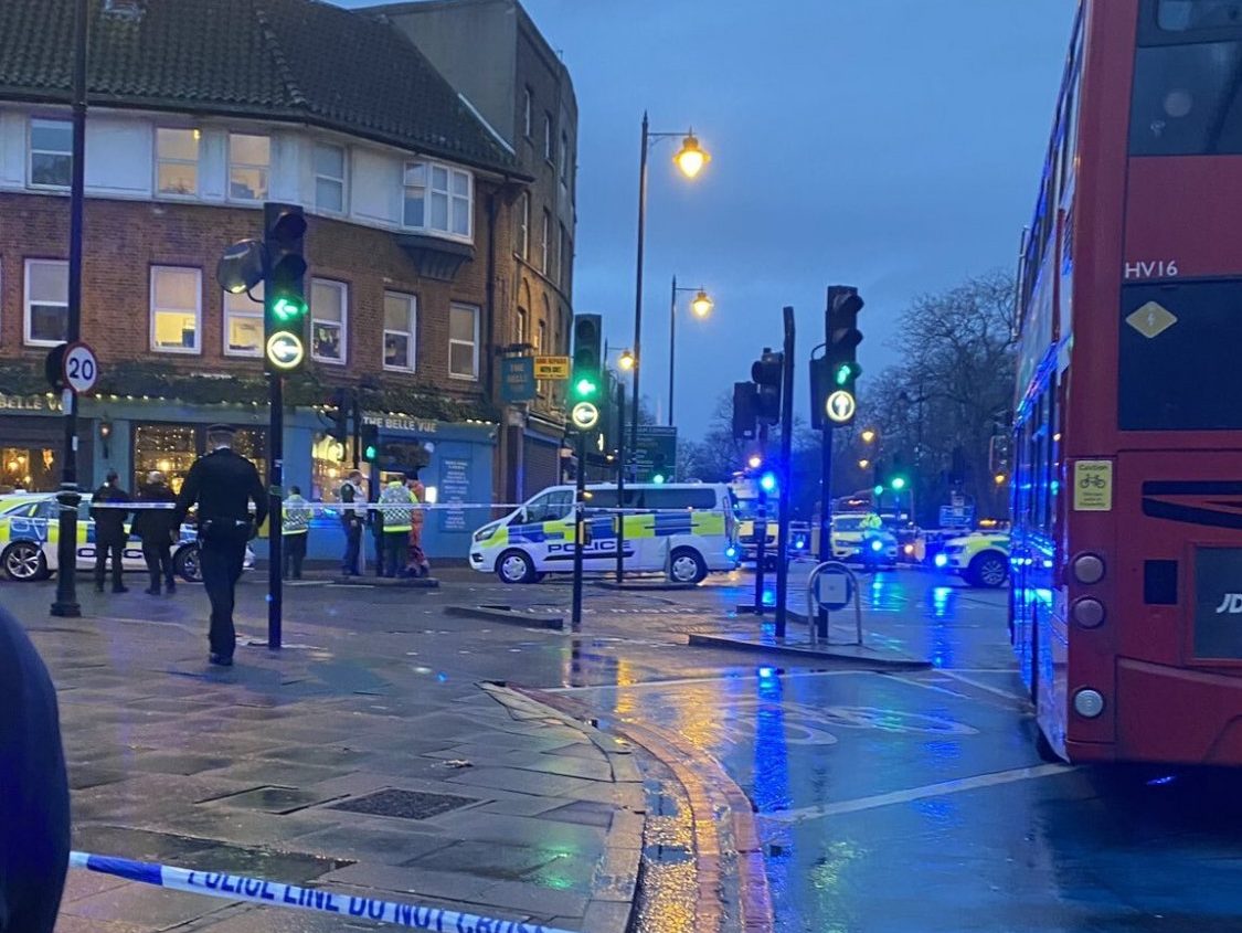 Συναγερμός στο Λονδίνο: Ένοπλος άνοιξε πυρ - Τρεις τραυματίες