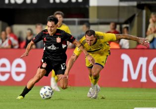 Σοκ: Ποδοσφαιριστής υπέστη επιληπτικό σοκ και κατέρρευσε εν ώρα αγώνα (pic+vid)