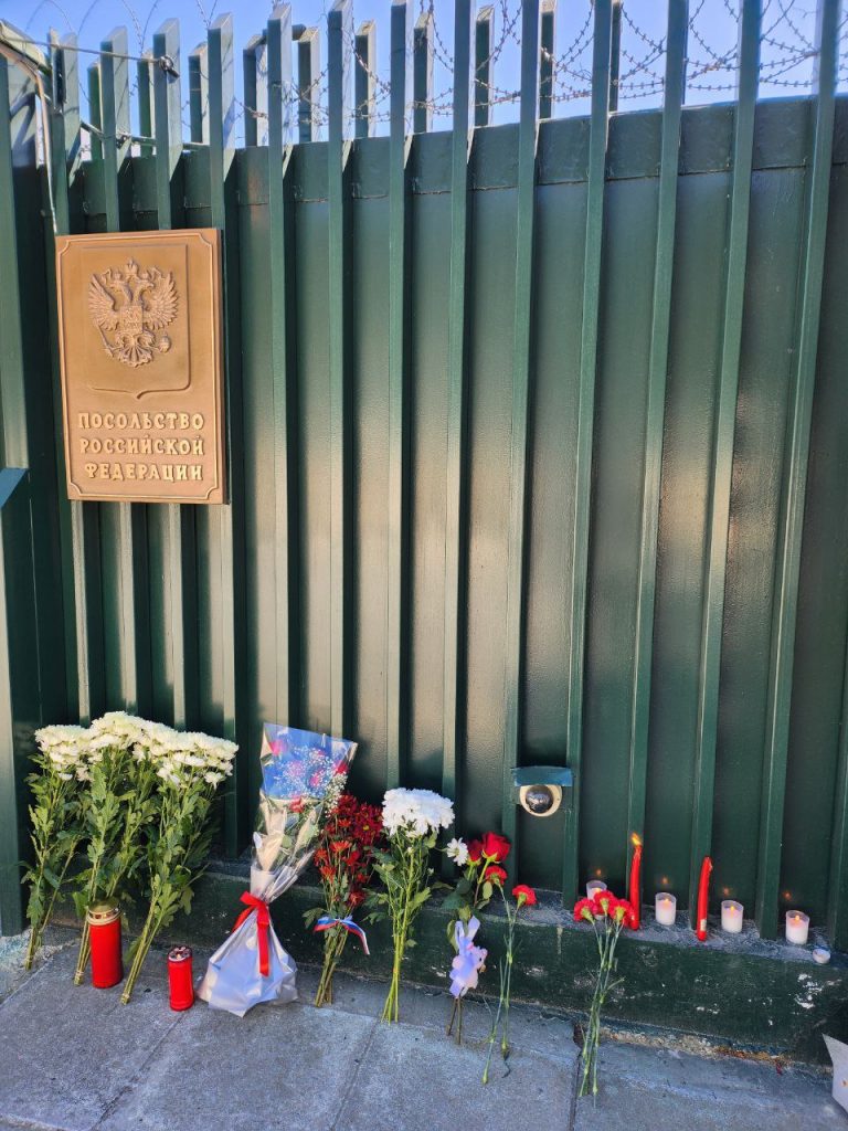 Σφαγή στη Μόσχα: Μηνύματα, κεριά και λουλούδια αφήνουν πολίτες στη Ρωσική Πρεσβεία