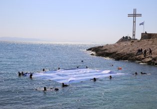 Η Ελληνική σημαία στη θάλασσα του Πειραιά για την Εθνική Επέτειο της 25ης Μαρτίου 1821
