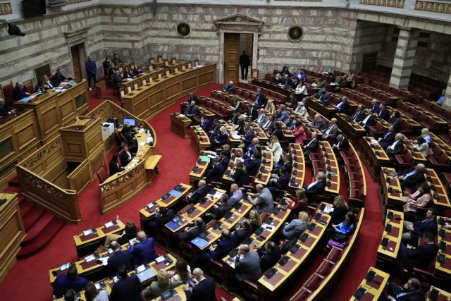 Πρόταση δυσπιστίας: Άρχισε η τριήμερη μάχη στη Βουλή - «Πυρ ομαδόν» κατά της κυβέρνησης