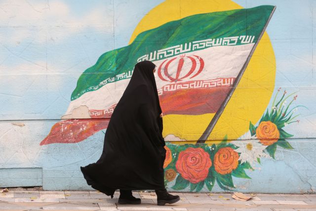 Ιράν: Μαρτύριο η ζωή των γυναικών - Μαστίγωμα, φυλάκιση και πρόστιμα σε όσες οδηγούν και δεν φορούν μαντίλα