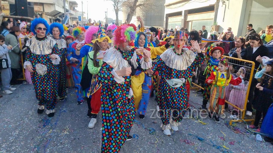Σε αποκριάτικους ρυθμούς όλη η Κρήτη – Πλήθος μεταμφιεσμένων στα καρναβάλια Ηρακλείου και Χανίων