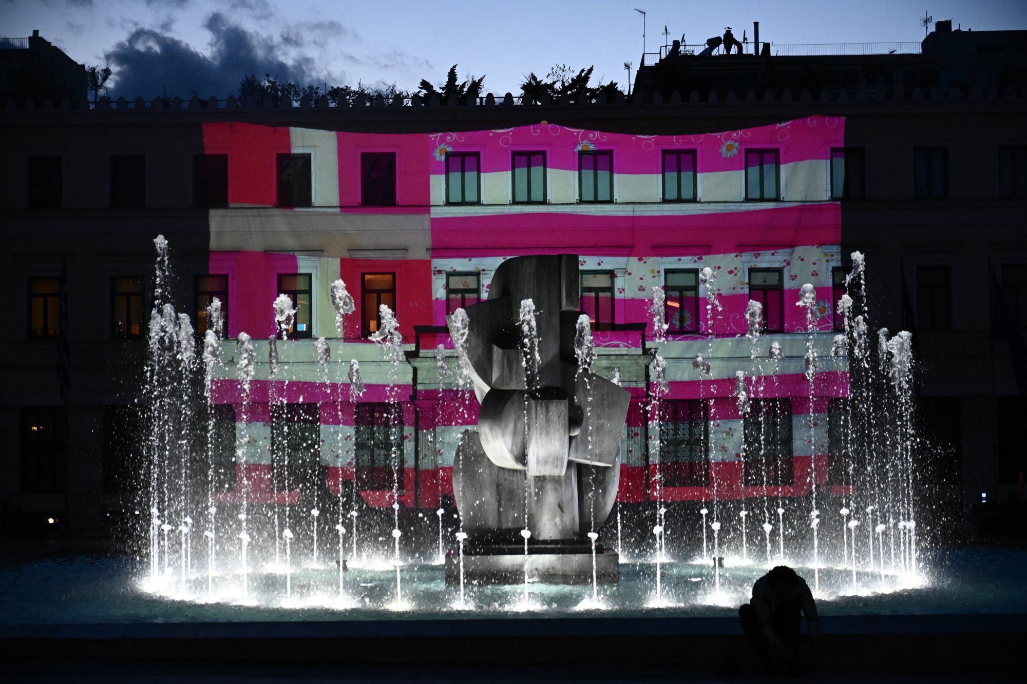 Ημέρα της Γυναίκας: Το δημαρχείο Αθηνών στα χρώματα της λογοκριμένης ροζ σημαίας