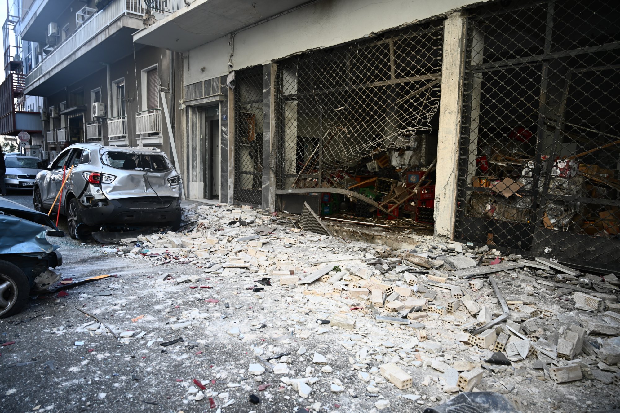 Βομβαρδισμένο τοπίο η περιοχή μετά την έκρηξη στην κάβα στην Καλλιθέα - Συγκλονίζουν οι μαρτυρίες κατοίκων