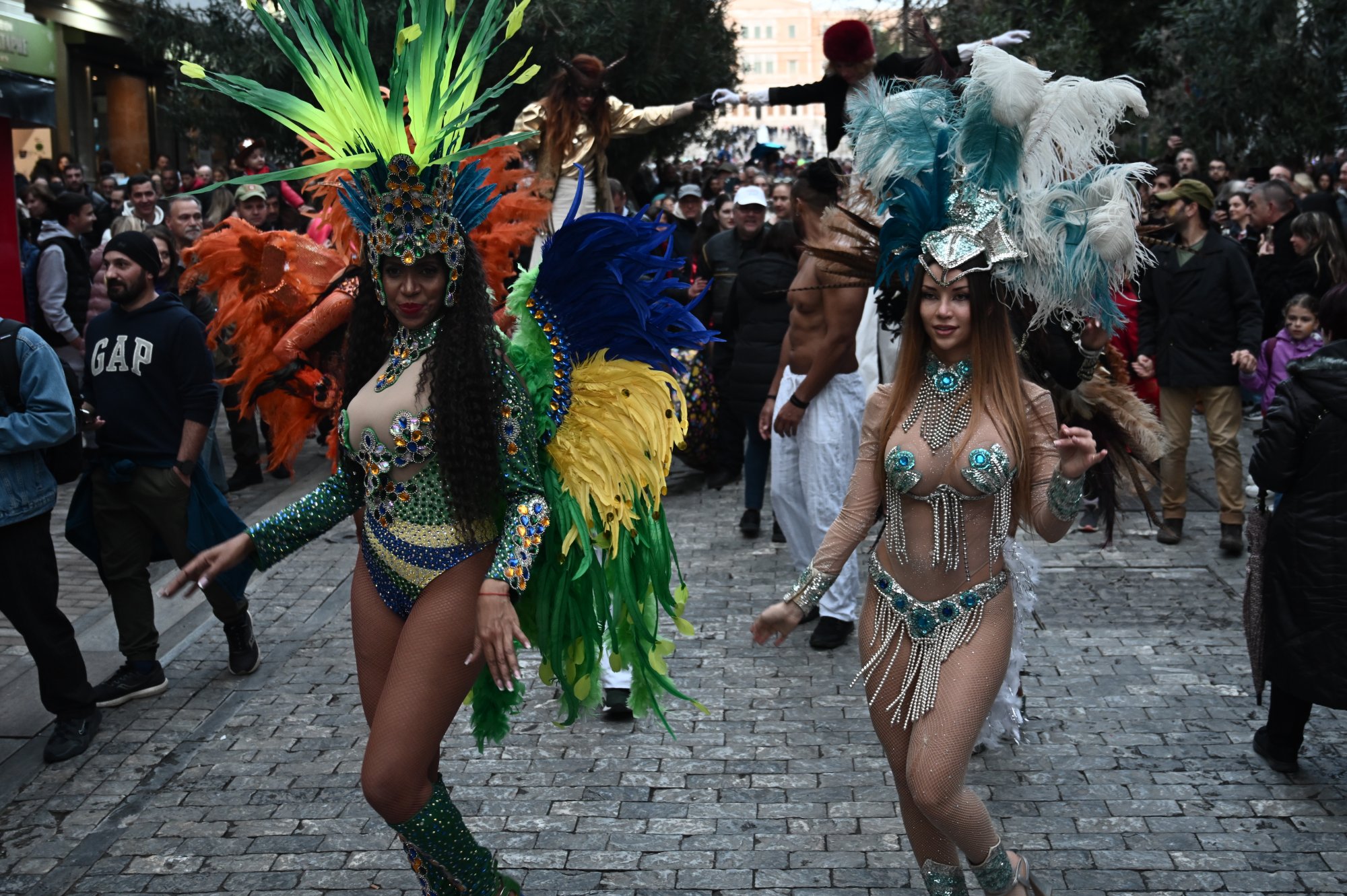 Σε αποκριάτικους ρυθμούς η Αθήνα – Καρναβαλιστές χορεύουν στην Ερμού, ζογκλέρ και ξυλοπόδαροι στο Ζάππειο