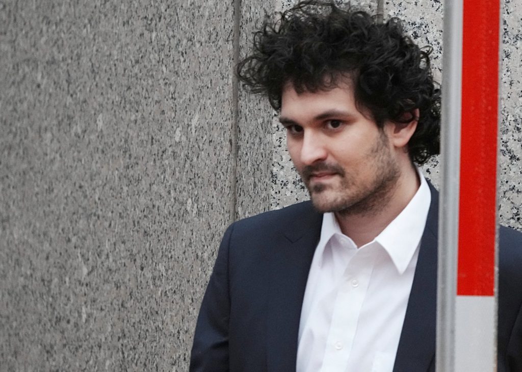 Σαμ Μπάνκμαν Φράιντ: Σε 25 χρόνια φυλάκισης καταδικάστηκε ο μεγιστάνας των κρυπτονομισμάτων