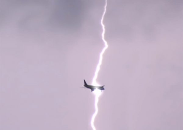 Καναδάς: Τρόμος στην αέρα – Κεραυνός χτύπησε Boeing με 550 επιβάτες