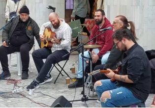 Φίλιππος Πλιάτσικας και Μπάμπης Στόκας: Τραγουδούν με πλανόδιους μουσικούς στην Ερμού