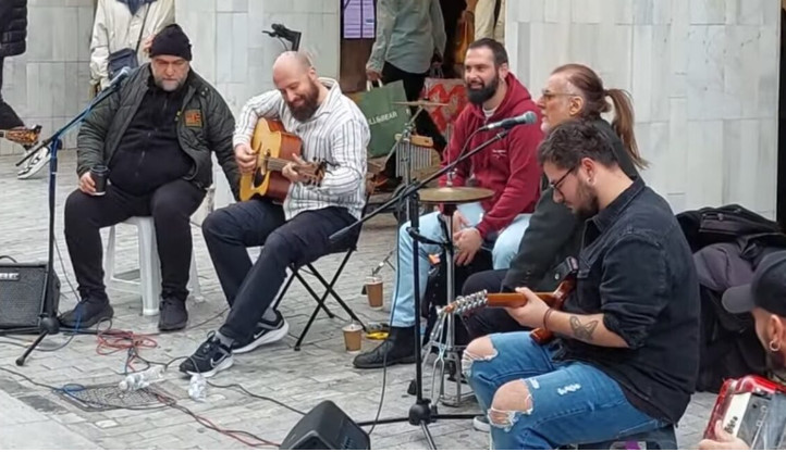 Φίλιππος Πλιάτσικας και Μπάμπης Στόκας: Τραγουδούν με πλανόδιους μουσικούς στην Ερμού
